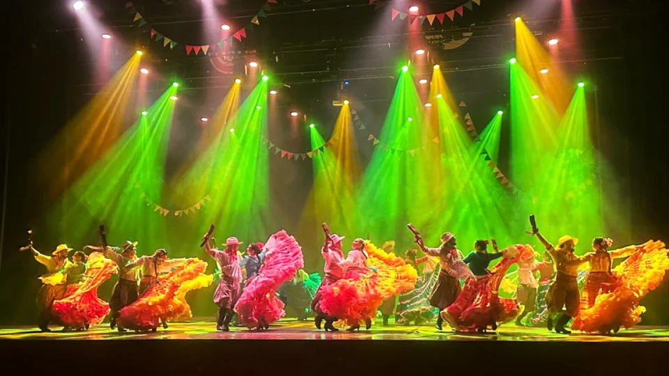 Integrantes del Ballet Mimbipa durante una puesta de danza paraguaya