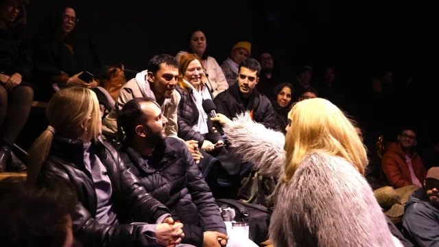Artistas y público durante una función de Ñande Impro